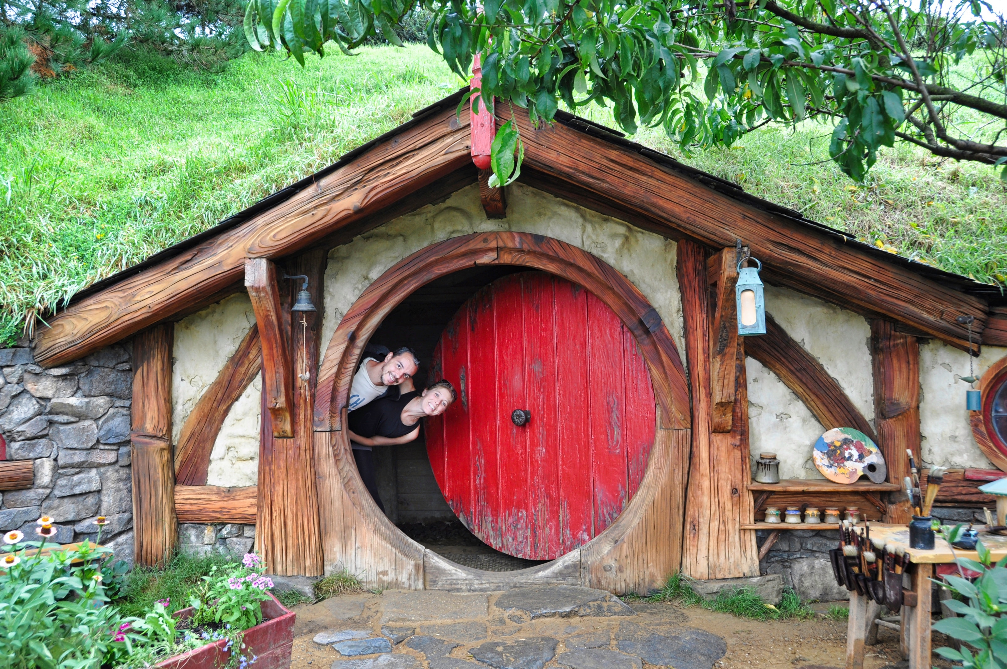 Kro and David at a Hobbit hole in Hobbiton